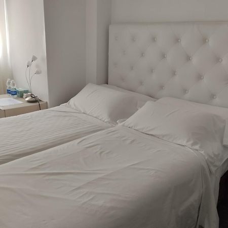 Habitaciones Individuales En Apartamento Madrid Esterno foto