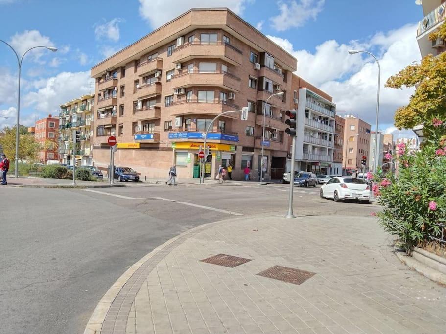 Habitaciones Individuales En Apartamento Madrid Esterno foto