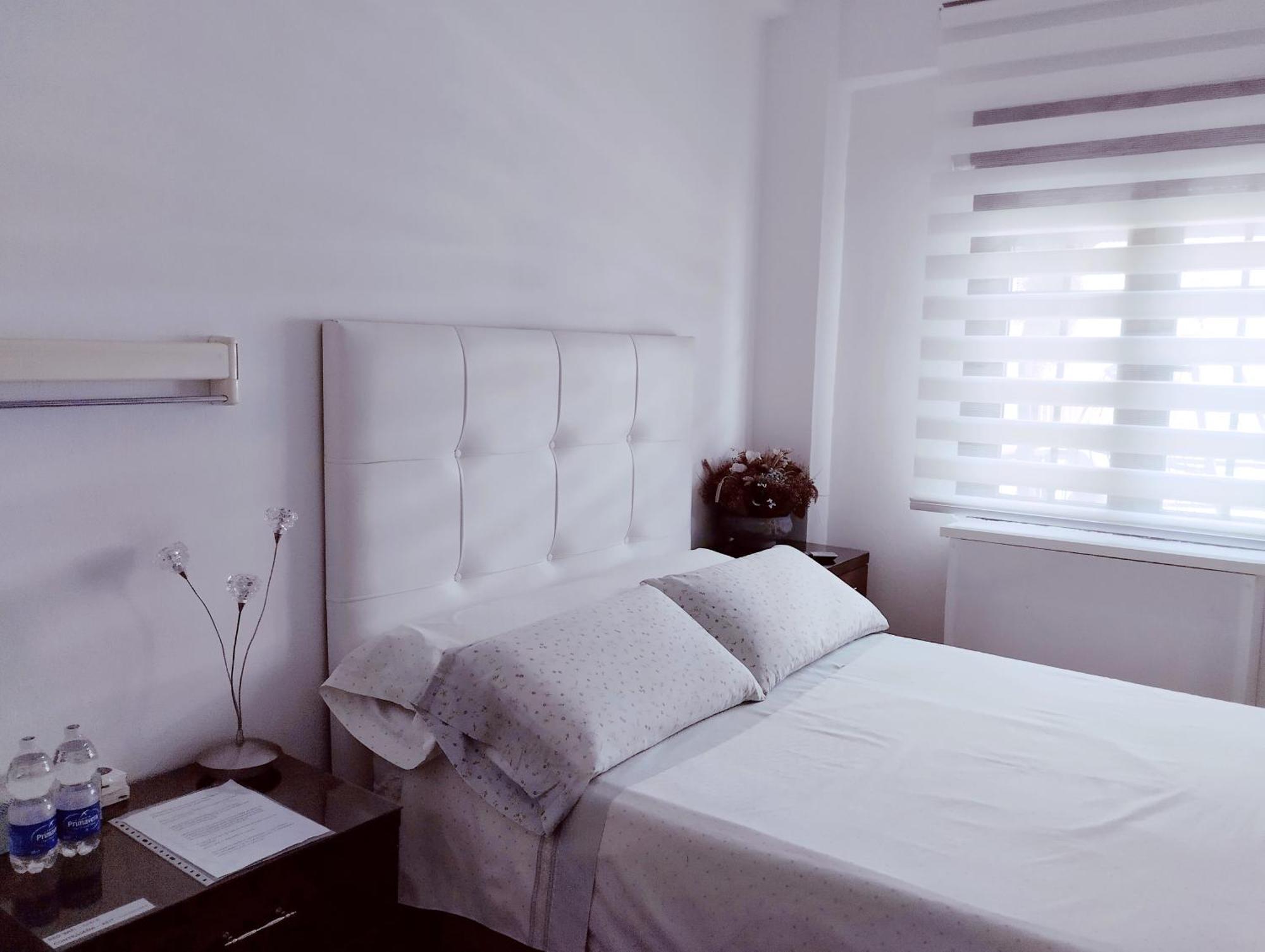 Habitaciones Individuales En Apartamento Madrid Esterno foto