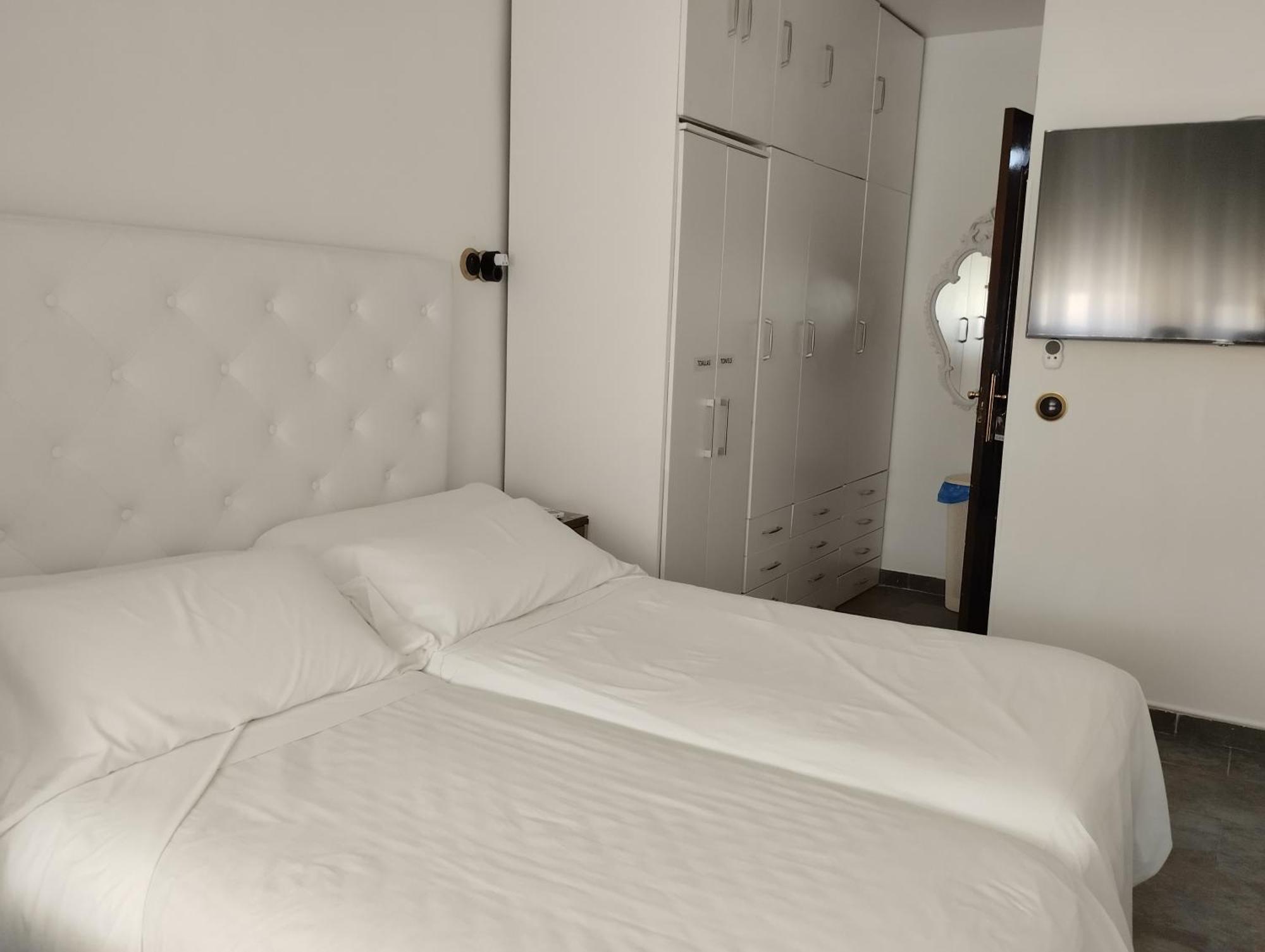 Habitaciones Individuales En Apartamento Madrid Esterno foto