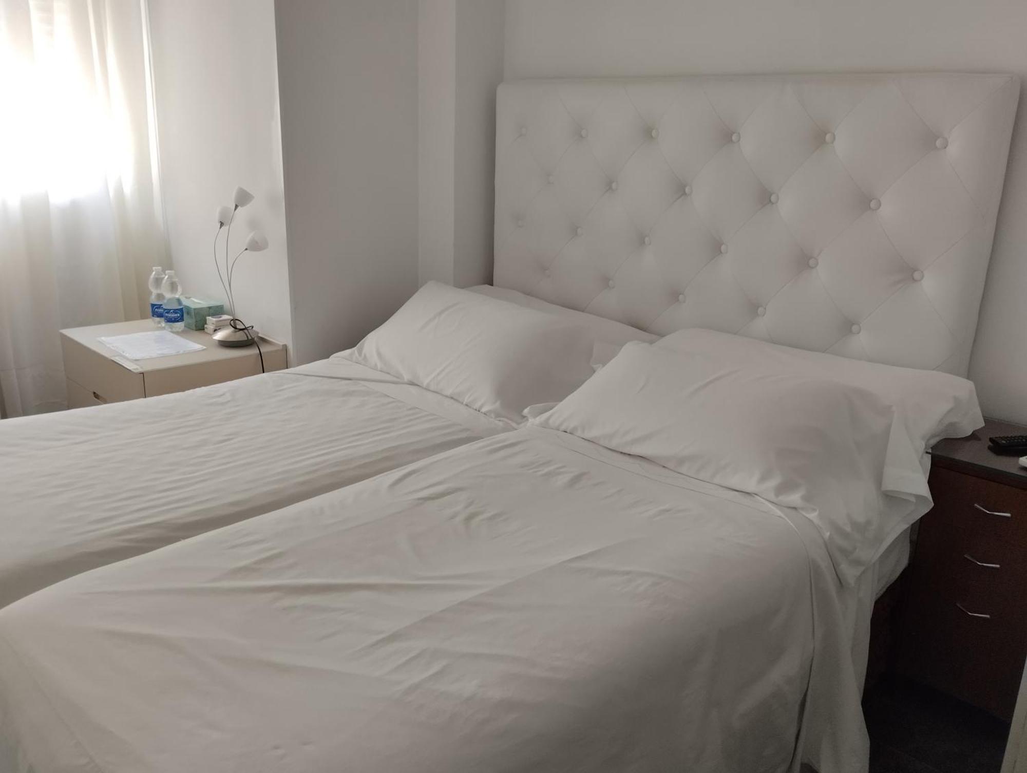 Habitaciones Individuales En Apartamento Madrid Esterno foto