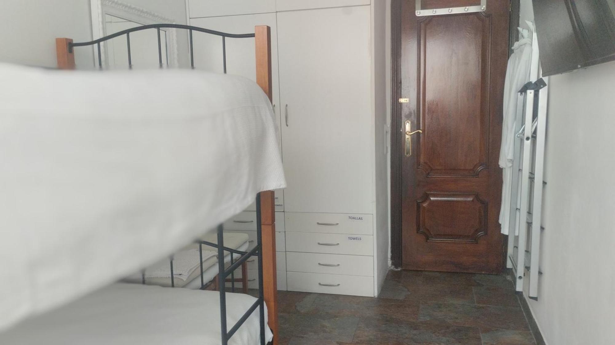 Habitaciones Individuales En Apartamento Madrid Esterno foto