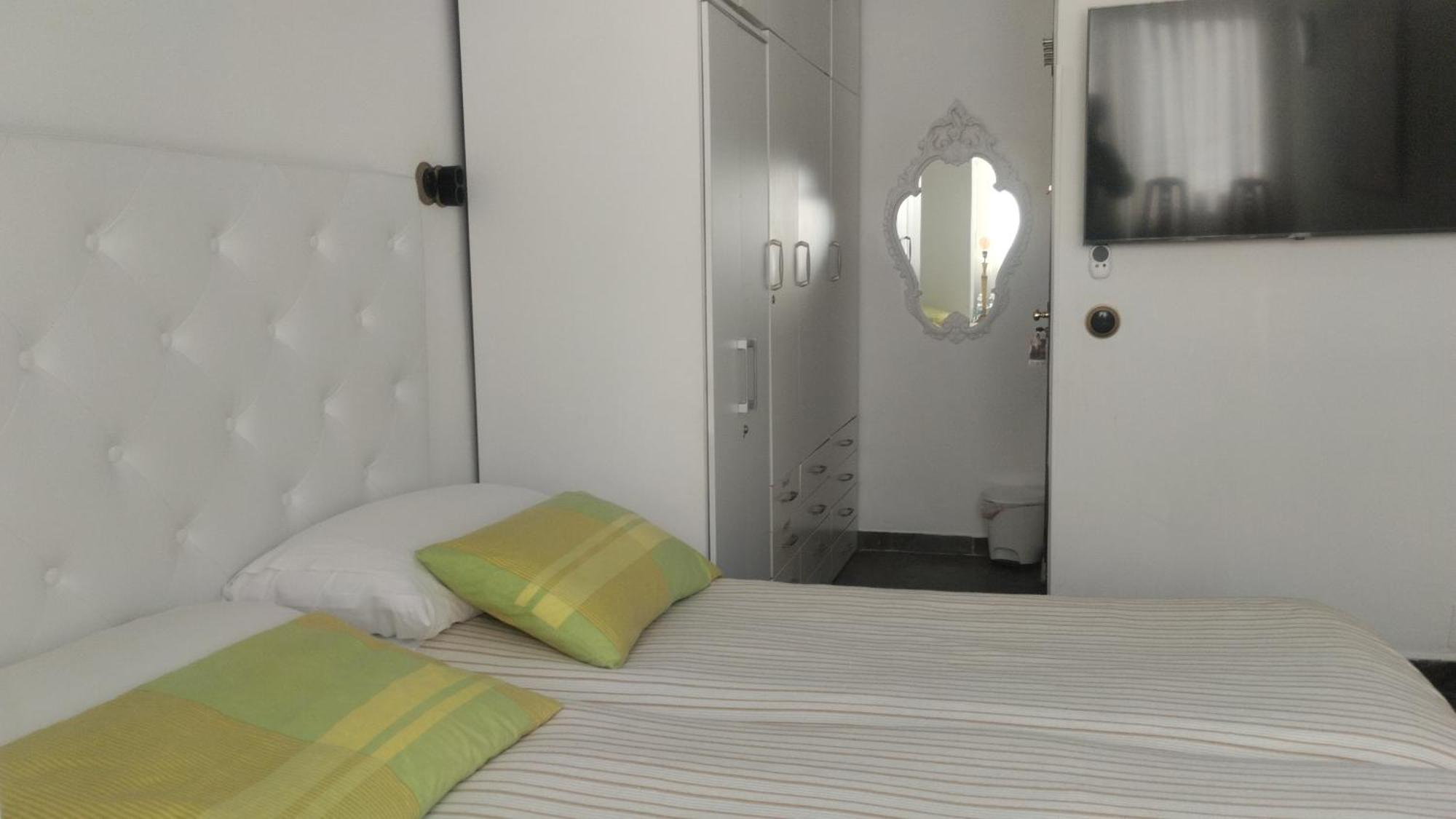 Habitaciones Individuales En Apartamento Madrid Esterno foto