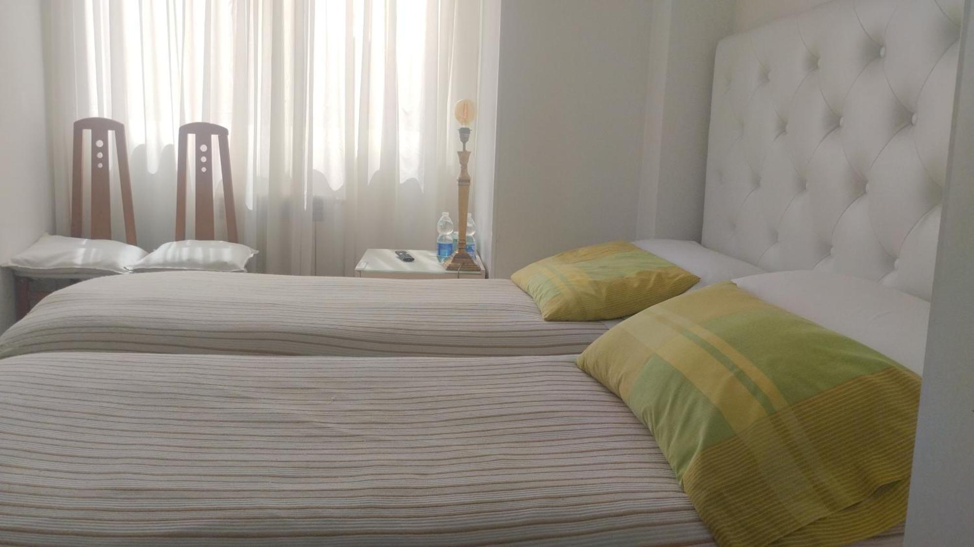 Habitaciones Individuales En Apartamento Madrid Esterno foto