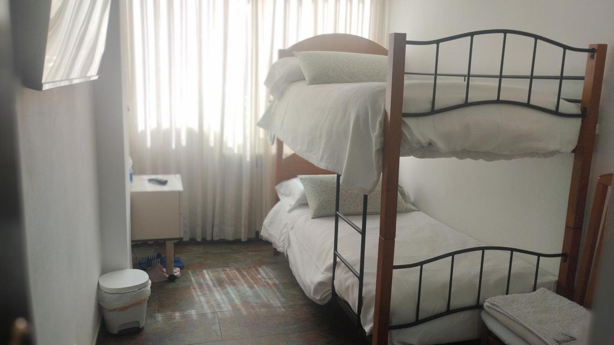 Habitaciones Individuales En Apartamento Madrid Esterno foto
