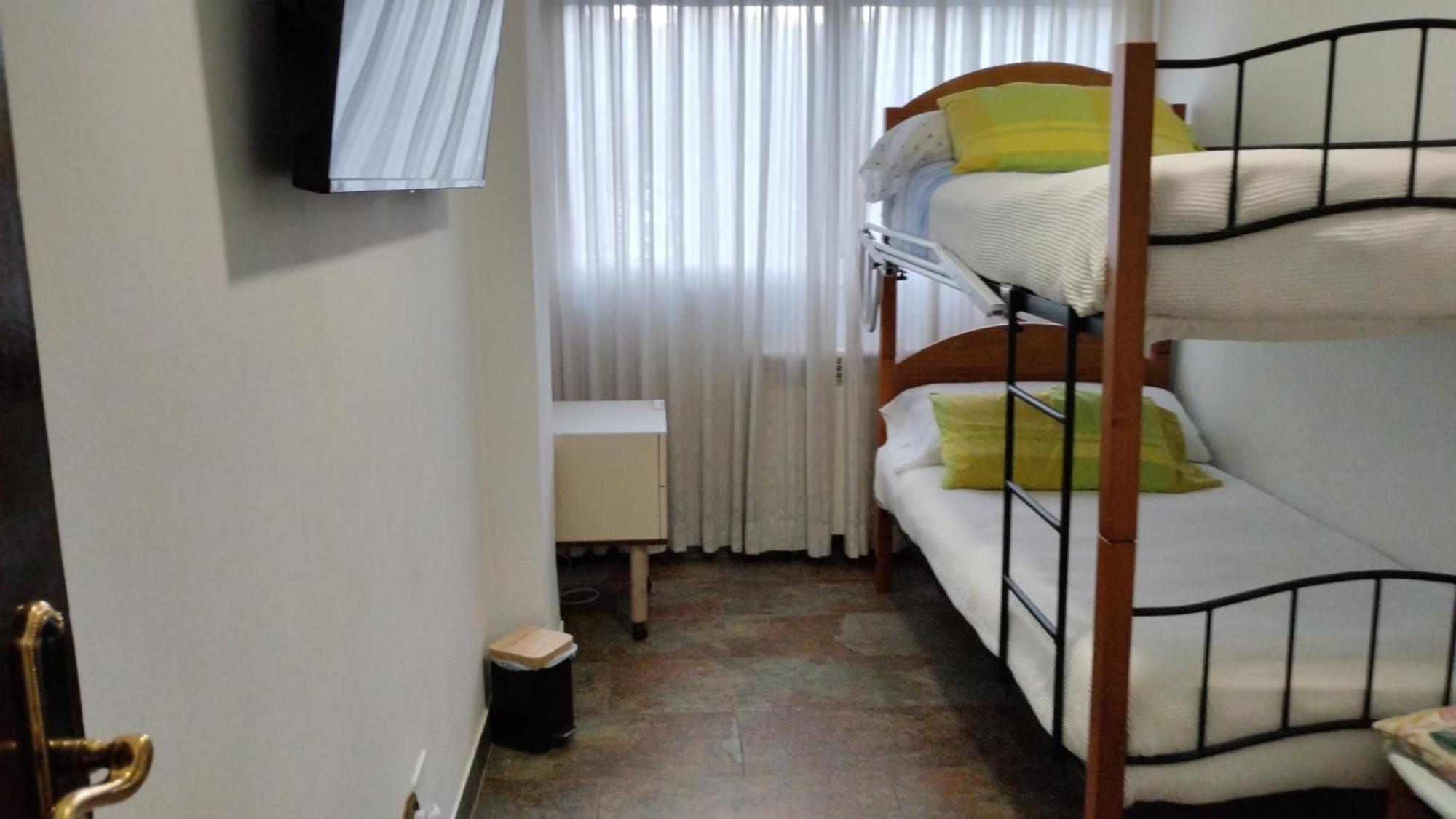 Habitaciones Individuales En Apartamento Madrid Esterno foto